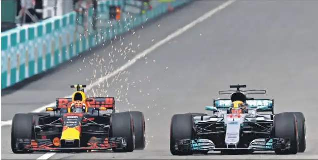  ??  ?? SIN RIVAL. Max Verstappen adelantó a Lewis Hamilton al inicio de la carrera y después no tuvo oposición para lograr en Sepang la segunda victoria de su trayectori­a deportiva.