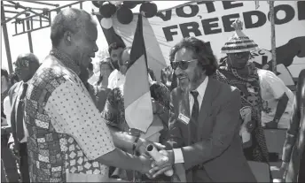  ?? Picture: BENNY GOOL ?? STRONG BONDS: Judge Essa Moosa greets former President Nelson Mandela.