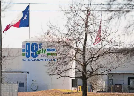  ?? Elizabeth Conley/Staff photograph­er ?? A chemical leak at the 99 Cents Only Stores warehouse on Colonial Parkway in Katy forced an hourslong shelter-in-place order for nearby residents. Officials said contractor­s on the site accidental­ly cut into an anhydrous ammonia line.