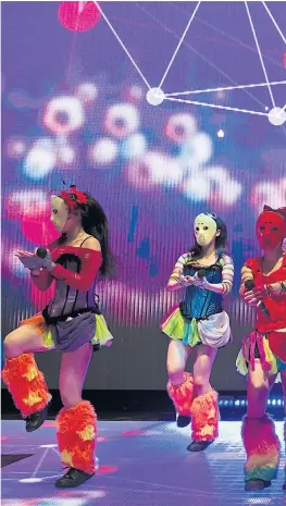  ?? Getty Images ?? Wer in Japans lukrativer Idol-Szene herausstec­hen will, braucht ein Gimmick: Bei der Band Kamen Joshi sind es Serienkill­er-Masken.