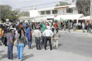  ??  ?? Manifestac­ión. Más de 300 campesinos de varias ciudades del Estado se plantaron ayer en las oficinas de Sedesol en una protesta que se generalizó a nivel nacional.