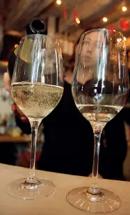  ??  ?? Gli albori Calici di Prosecco nell’èra del boom. Centottant’ann i dopo Carpené