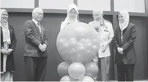  ??  ?? SIMBOLIK: Fatimah (tiga kanan) menyempurn­akan perasmian Persidanga­n Kesihatan Mental Sarawak Kelima semalam. Turut kelihatan (dari kiri) Dr Rosliwati, Dr Abdul Aziz dan Dr Ismail.