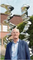  ?? Foto: epd ?? Tony Cragg vor einer seiner gewendelte­n Skulpturen.