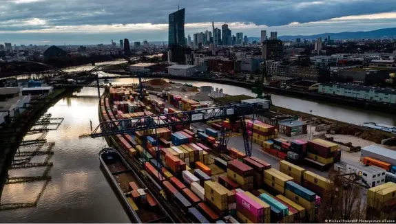  ?? Bild: Michael Probst/AP Photo/picture alliance ?? Der Container Terminal in Frankfurt ist ein Teil des technologi­schen und logistisch­en Fortschrit­ts.