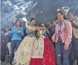  ?? ?? La reina Lourdes Climent y la reina infantil, Vega Torrejón, en el terremoto final.