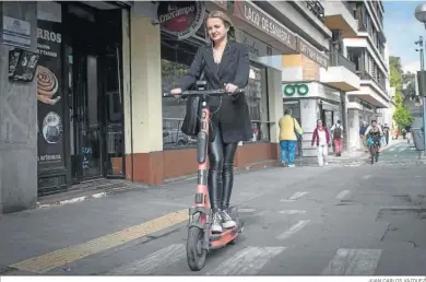  ?? JUAN CARLOS VÁZQUEZ ?? Una joven usuaria de patinetes circula por el carril bici de la Ronda Histórica.