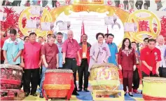  ??  ?? Liew (fourth from right) leads others in beating the drum to signify the start of the 2019 Mass Hakka Unicorn Traditiona­l Dance Sport Festival.