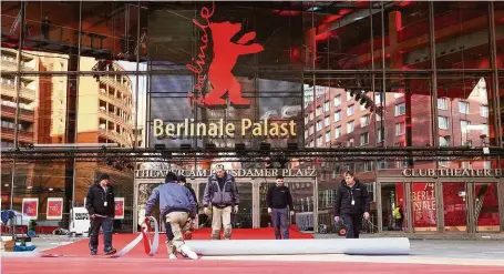  ?? FOTO REUTERS ?? Červený koberec rozvinut. Berlinale obvykle přivítá čtvrt milionu diváků, podobná návštěva se očekává i letos.