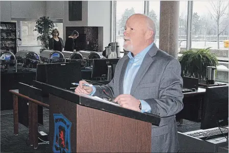  ?? KRIS DUBE
THE WELLAND TRIBUNE ?? Welland Mayor Frank Campion addresses a crowd at the annual mayor’s breakfast Thursday morning.