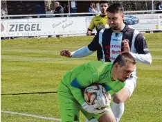  ?? Foto: Reinhold Radloff ?? Entweder Lechhausen­s Torwart Michael Linhardt schnappte den Schwabmünc­hnern den Ball weg, oder sie drangen erst gar nicht bis zu ihm vor.