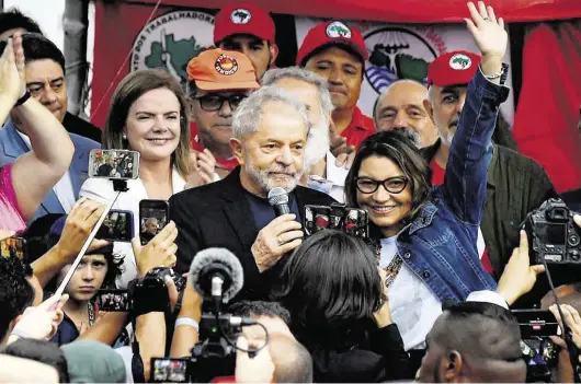  ??  ?? Palanque. Ao lado da namorada, Rosângela da Silva, Lula discursa na frente da sede da Polícia Federal em Curitiba logo depois de ser solto DENIS FERREIRA NETTO / ESTADÃO