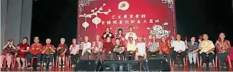  ??  ?? 严崇光（第二排站者左起）、江美萍及陈治年派发红­包给20名最年长的出­席者。