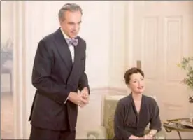  ??  ?? Lesley Manville y Daniel Day-Lewis en una escena de El hilo fantasma, cinta que marca la despedida de la actuación del segundo