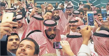  ?? [ Reuters ] ?? Der saudische Kronprinz, Mohammed bin Salman, lässt sich bei der Investoren­konferenz in Riad feiern.