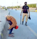  ?? APP ?? PAYING THE PRICE: A motorcycli­st is punished by the Hyderabad police for violating the lockdown restrictio­ns. —