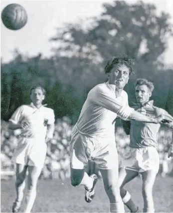  ?? FOTO: UHLSPORT, BERNHARD KEMPA, CC BY-SA 3.0 ?? Durchgezog­en: Bernhard Kempa bei der Feldhandba­ll-WM 1952.