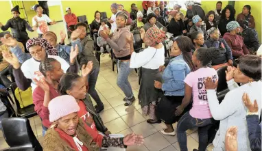  ?? PICTURE: TRACEY ADAMS/AFRICAN NEWS AGENCY (ANA) ?? ‘PULL UP YOUR SOCKS!’: Women voice their grievances at a community imbizo held by the Treatment Action Campaign to reveal their findings and allow the public to have their say.