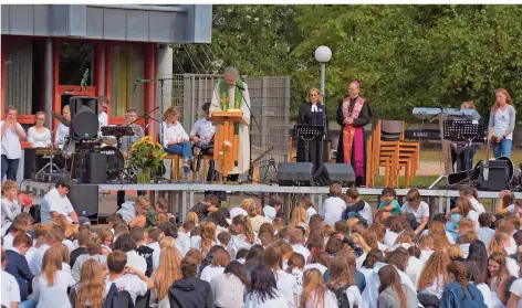  ?? FOTO: BIP/DOMINIK HOLL ?? Viel los auf dem Gelände der Willi-Graf-Schulen in St. Johann. Gleich zwei Jubiläen werden an der Bruchwiese gefeiert.