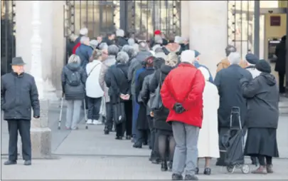  ??  ?? BANKE očekuju da će broj zahtjeva i dalje znatno rasti, neke od njih tek su prije nekoliko dana objavile proceduru prema kojoj se klijenti mogu javiti