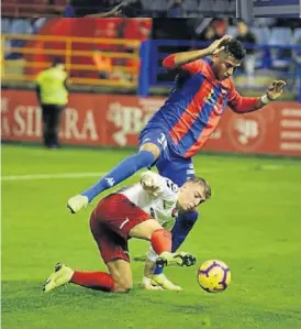  ??  ?? En acción Djalo presiona a un jugador de Osasuna.