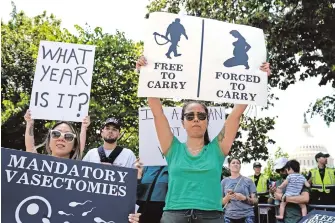  ?? REUTERS ?? Activistas en defensa del aborto protestaro­n frente a la Suprema Corte de EU