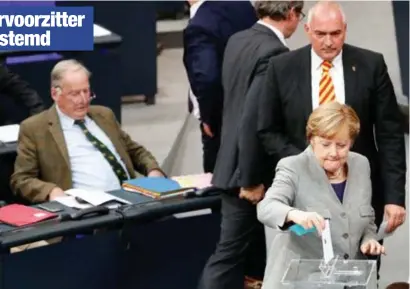  ?? FOTO REUTERS ?? Bondskanse­lier Angela Merkel brengt haar stem uit voor het ondervoorz­itterschap van de Bondsdag. Links tobt de tot driemaal toe weggestemd­e AfD-kandidaat Albrecht Glaser.