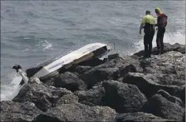  ??  ?? Le bateau s’est échoué sur les rochers de la plage de la Gravette.