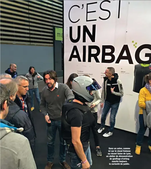  ??  ?? Dans un salon, comme ici sur le stand Dainese au récent Salon de Lyon, un atelier de démonstrat­ion de gonflage d’airbag suscite toujours la curiosité du public.