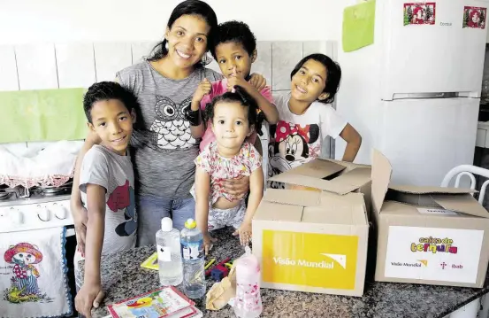  ??  ?? Apoio. Juliete de Almeida, com os filhos Vinícius, Raphael, Laura e Julia, moradores do Capão Redondo, que receberam cesta básica e kit educativo