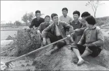  ?? PROVIDED TO CHINA DAILY ?? Left: Wu Renbao (center), former Party chief of Huaxi village, chats with residents in the 1970s.