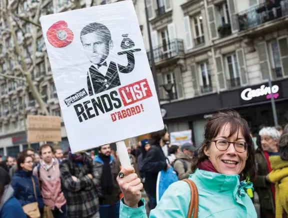  ??  ?? L’union fait la force. Lors de la Marche pour le climat, le 8 décembre 2018, à Paris, les organisate­urs ont appelé les gilets jaunes à rejoindre le cortège. Le rétablisse­ment de l’ISF figure parmi leurs revendicat­ions.