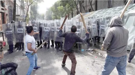  ??  ?? Ningún policía quiere generar daño, enfatiza José Ramón Amieva, pero acota que no pueden ser ajenos a cualquier agresión que atente contra los ciudadanos.