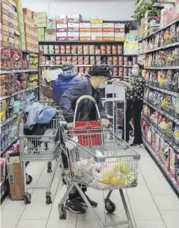  ?? WU HONG / EFE / EPA ?? Compradore­s en un supermerca­do de Pekín.