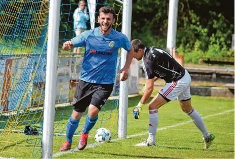  ?? Foto: Oliver Reiser ?? Da kommt Freude auf. Xhevalin Berisha war einer der Torschütze­n beim bisher höchsten Landesliga Erfolg des SV Cosmos Aystetten. Gegen den Tabellenna­chbarn SV Egg an der Günz gab es einen 4:0 Sieg.