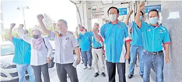  ??  ?? Dr Teo (front second right) leads members in pledging support for Anwar. Abun Sui is at front third right.