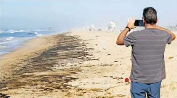  ?? AFP AFP ?? Las autoridade­s instaron a las personas a evitar las playas de los alrededore­s de Huntington State Beach