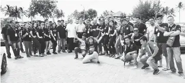  ??  ?? Ting (front row, ninth left) and Yii on his right with Honda automobile enthusiast­s at the inaugural Borneo Honda Autofest 2017 at Coco Cabana yesterday.