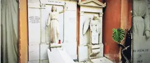  ??  ?? La fiscalía vaticana dispuso la apertura de las dos tumbas después de la petición de la familia Orlandi, que no se ha rendido nunca en la búsqueda de la joven, cuya desaparici­ón es uno de los grandes misterios del país