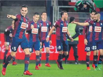  ??  ?? Gonzalo Escalante celebra, feliz, el gol que anotó el lunes ante el Betis en Ipurua FOTO: EFE