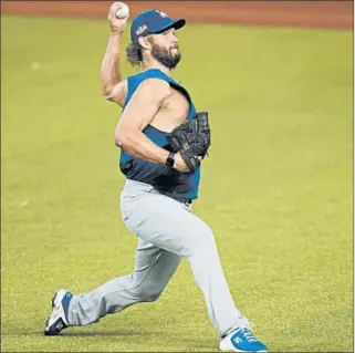  ?? ERIC GAY/AP ?? Dodgers ace Clayton Kershawwor­ks out beforeWedn­esday night’s Game 3 of the NL Championsh­ip Series.