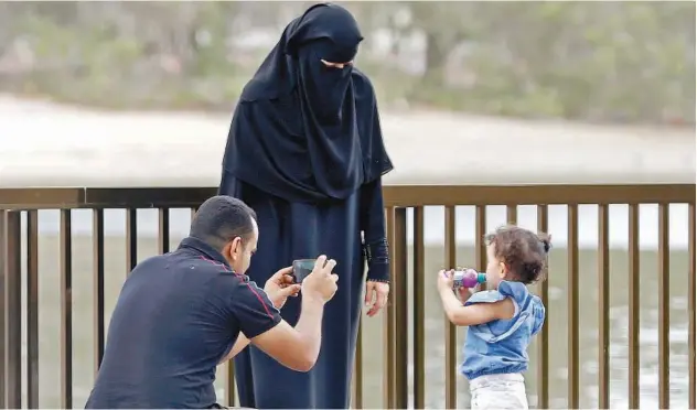  ?? Kamal Kassim/gulf Today ?? ↑
The child seems to be making the most of the photo opportunit­y.