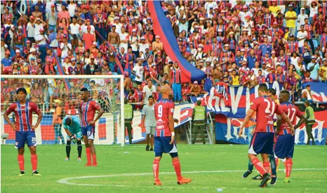  ?? JOSé PUENTE ?? Los jugadores del Unión Magdalena se lamentan, tras la derrota ante el Cúcuta, en Santa Marta, en el juego de ida de la final de la ‘B’.