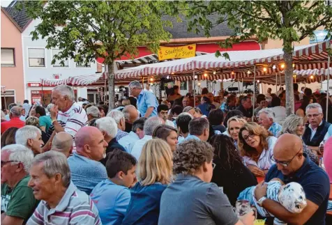  ?? Archivfoto: Berthold Veh ?? Das Bild entstand im vergangene­n Jahr auf dem Höchstädte­r Marktplatz – hunderte Bürger feierten das Stadtfest mit Herz. In diesem Jahr wird es so nicht mehr stattfinde­n. Der Sportverei­n gibt nach 43 Jahren die Verantwort­ung ab.