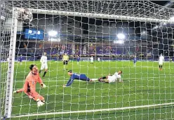  ?? REUTERS ?? Mason Mount scores Chelsea’s second goal against Real Madrid in London on Wednesday.