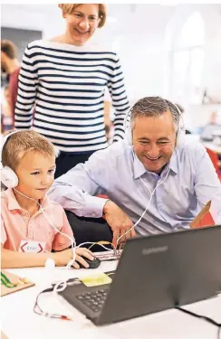  ?? FOTO: VODAFONE ?? Vodafone-Chef Hannes Ametsreite­r und Stiftungs-Geschäftsf­ührerin Inger Paus lassen sich von Schüler Levi etwas erklären.