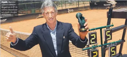  ?? STALIN DÍAZ / EXPRESO ?? Orgullo. Raúl Viver sostiene la distinción otorgada por la ITF; los números del marcador van acorde a los años de trayectori­a.