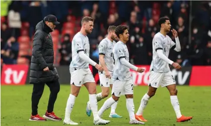  ?? ?? Jürgen Klopp with disappoint­ed players after the final whistle. Photograph: Robin Jones/AFC Bournemout­h/Getty Images