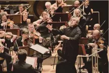  ?? ?? FABIAN SCHELLHORN
Alla Philharmon­ie. Orchestra e Coro di Santa Cecilia con Antonio Pappano