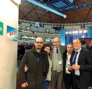  ??  ?? Svolta Alessandro Urzì al congresso di Fratelli d’Italia con Marika Poletti e Andrea de Bertoldi